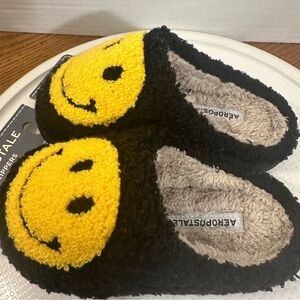 🆕Aeropostale Smiley Face Unisex Kids Slippers